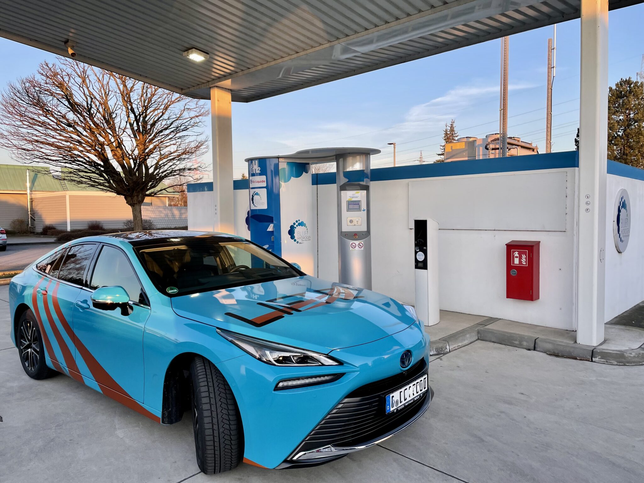 Vehicle at the refuelling station HYDROGEN MOBILITY